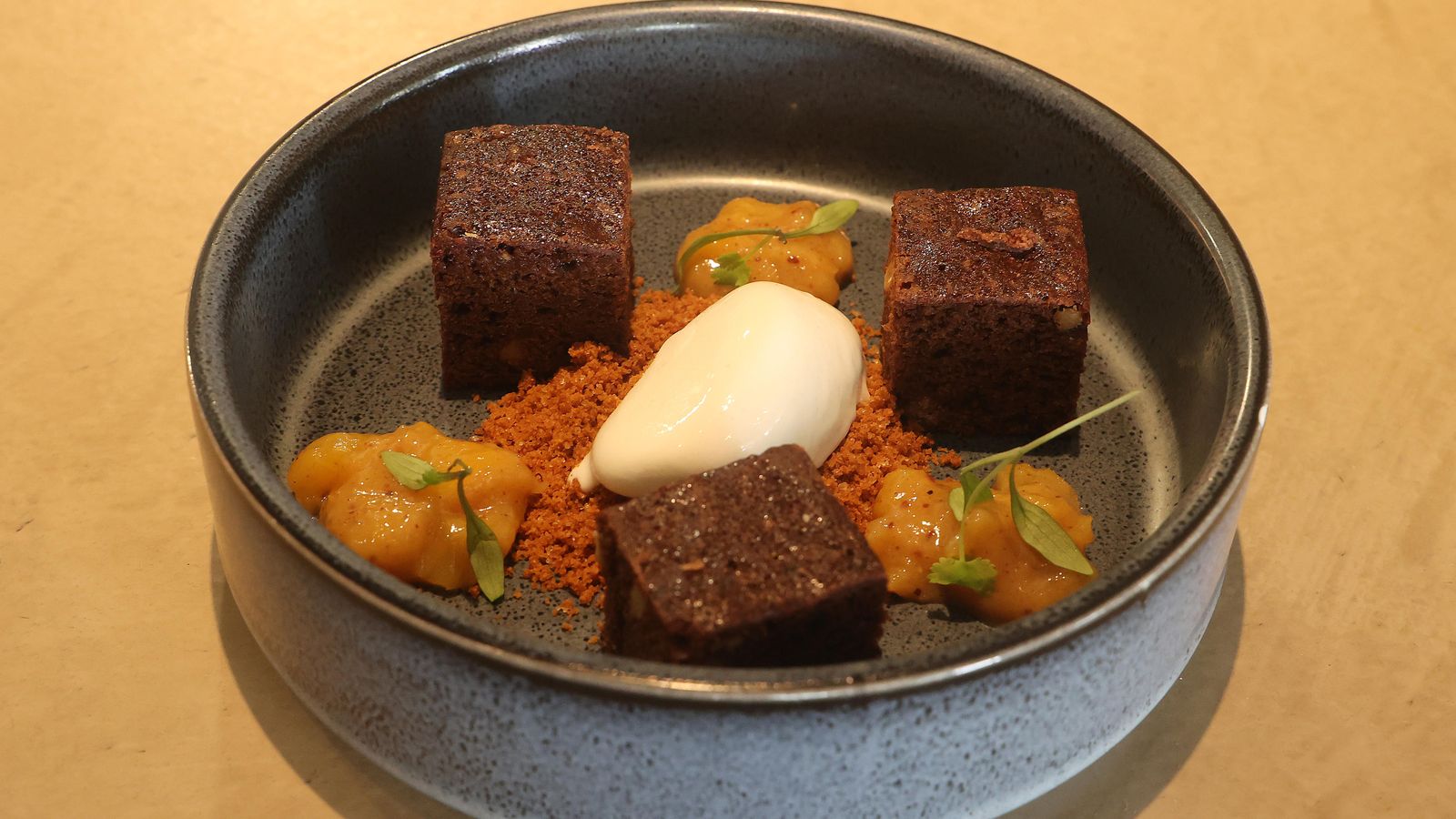 Brownie de chocolate, chutney de mango y helado de coco.