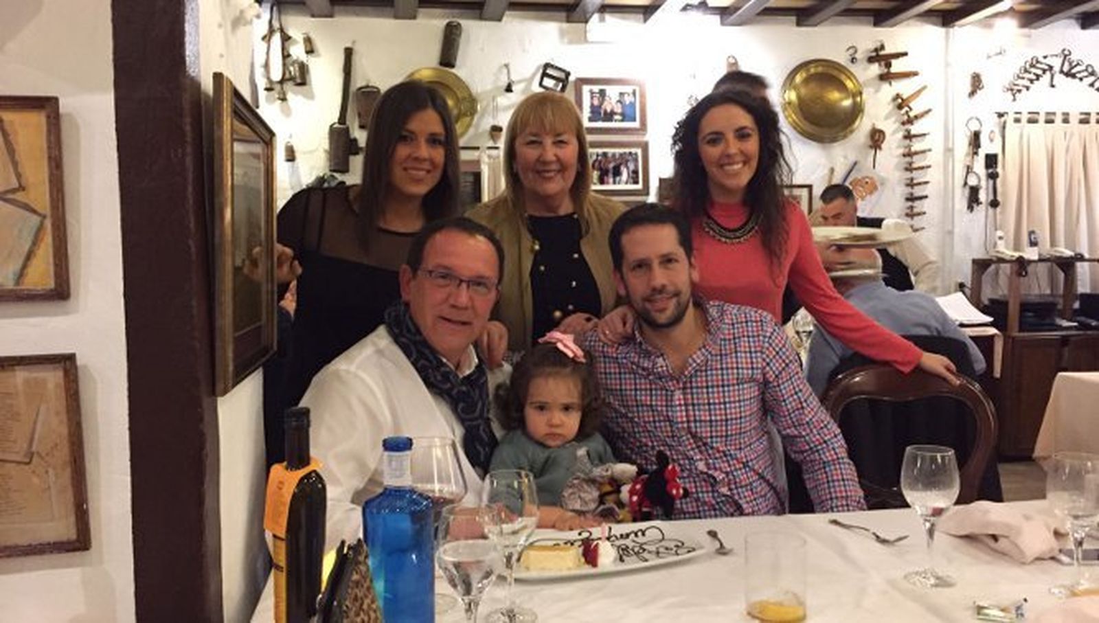 Luis Núñez con Lola Carrero, Laura y Raúl Núñez,  Isa Mateos y la benjamina de la familia Paula Núñez.