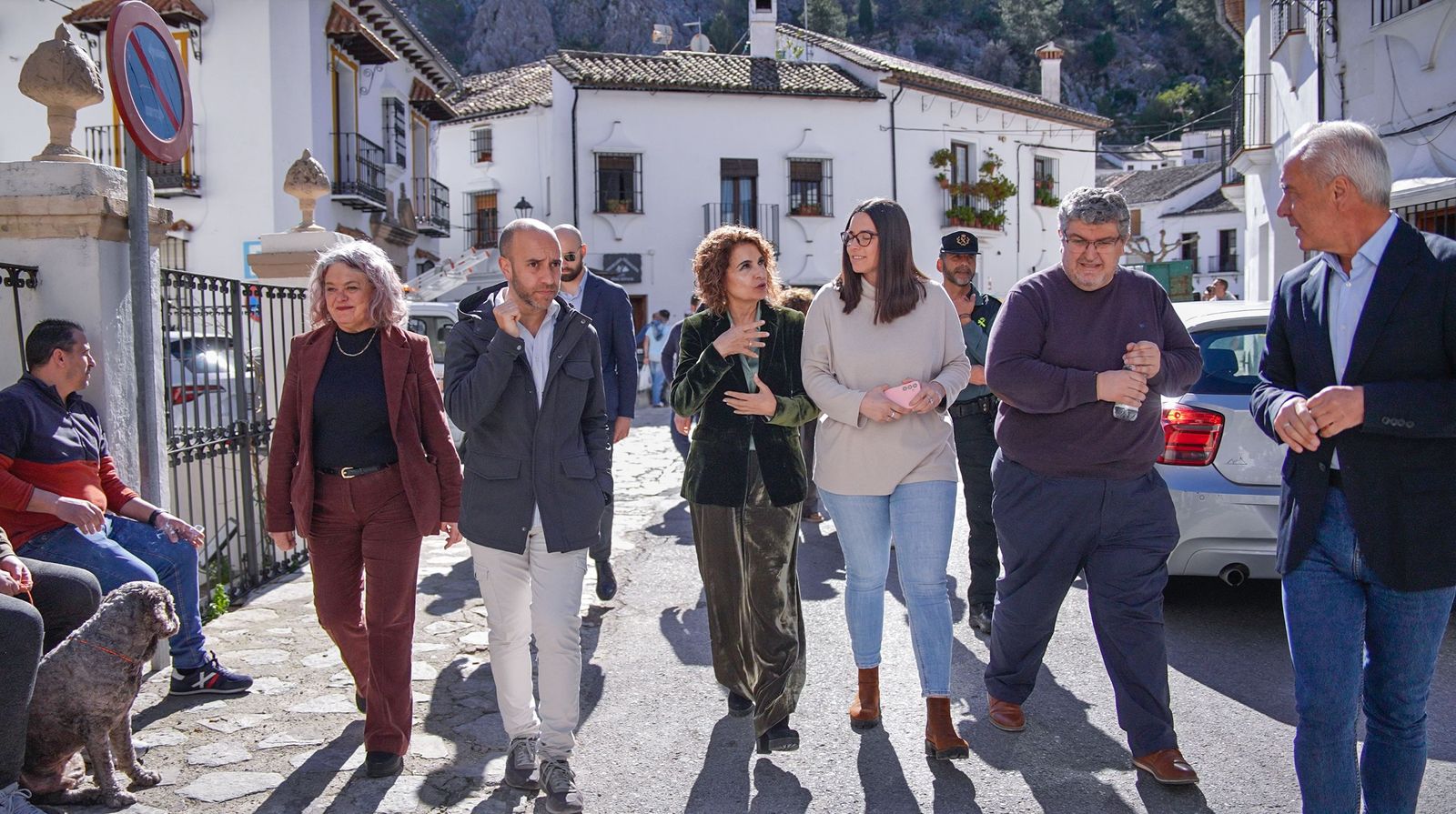 Montero, paseando este lunes por Grazalema.