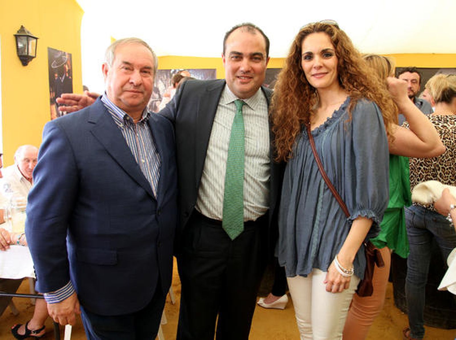 El director de este medio, David Fernández, posa junto a Manuel Briole, de Muebles Briole y la directora de Ikea Jerez, Almudena Plaza.

Foto: Vanesa Lobo