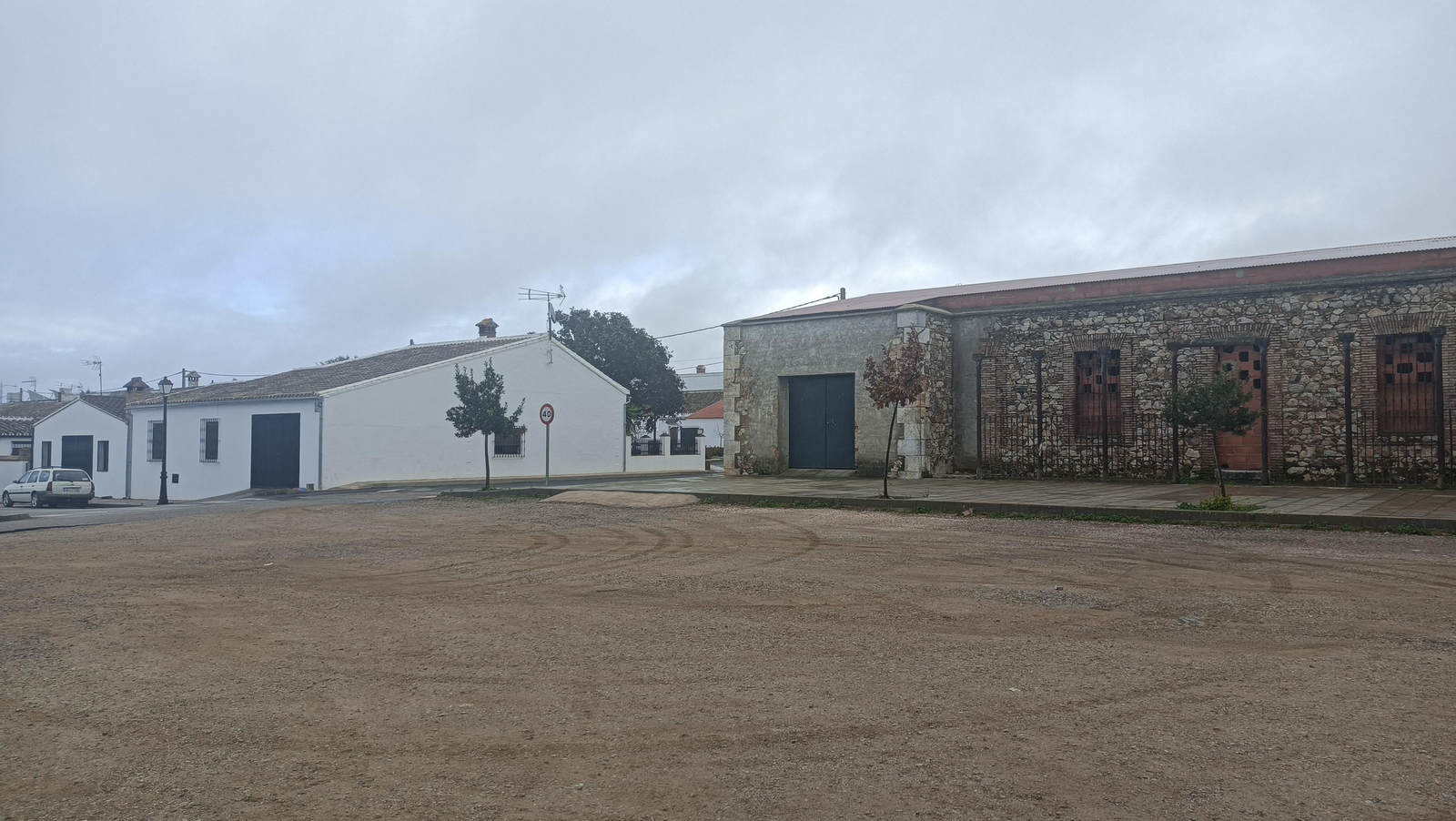 Salimos del aparcamiento junto a aldea de Cerro del Hierro
