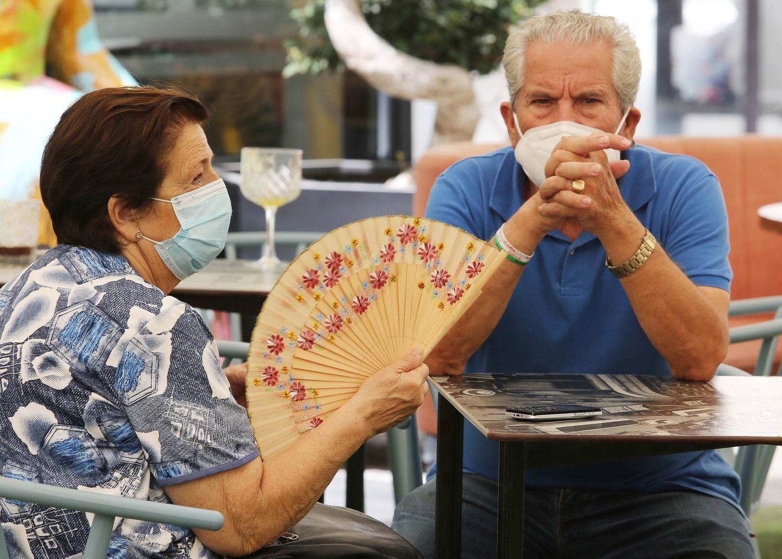 Una mujer se abanica para refrescarse por las altas temperaturas.