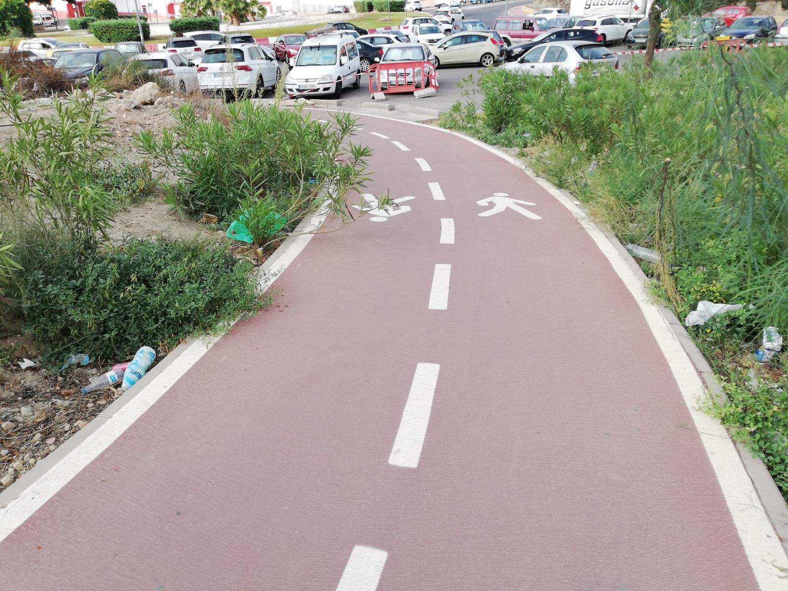 Basura acumulada alrededor del Hospital Torrecárdenas