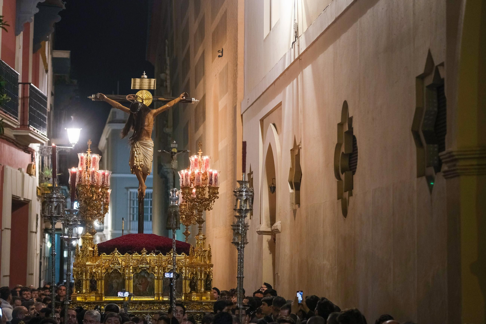Imágenes de la procesión extraordinaria de regreso del Cristo de San Agustín a San Roque