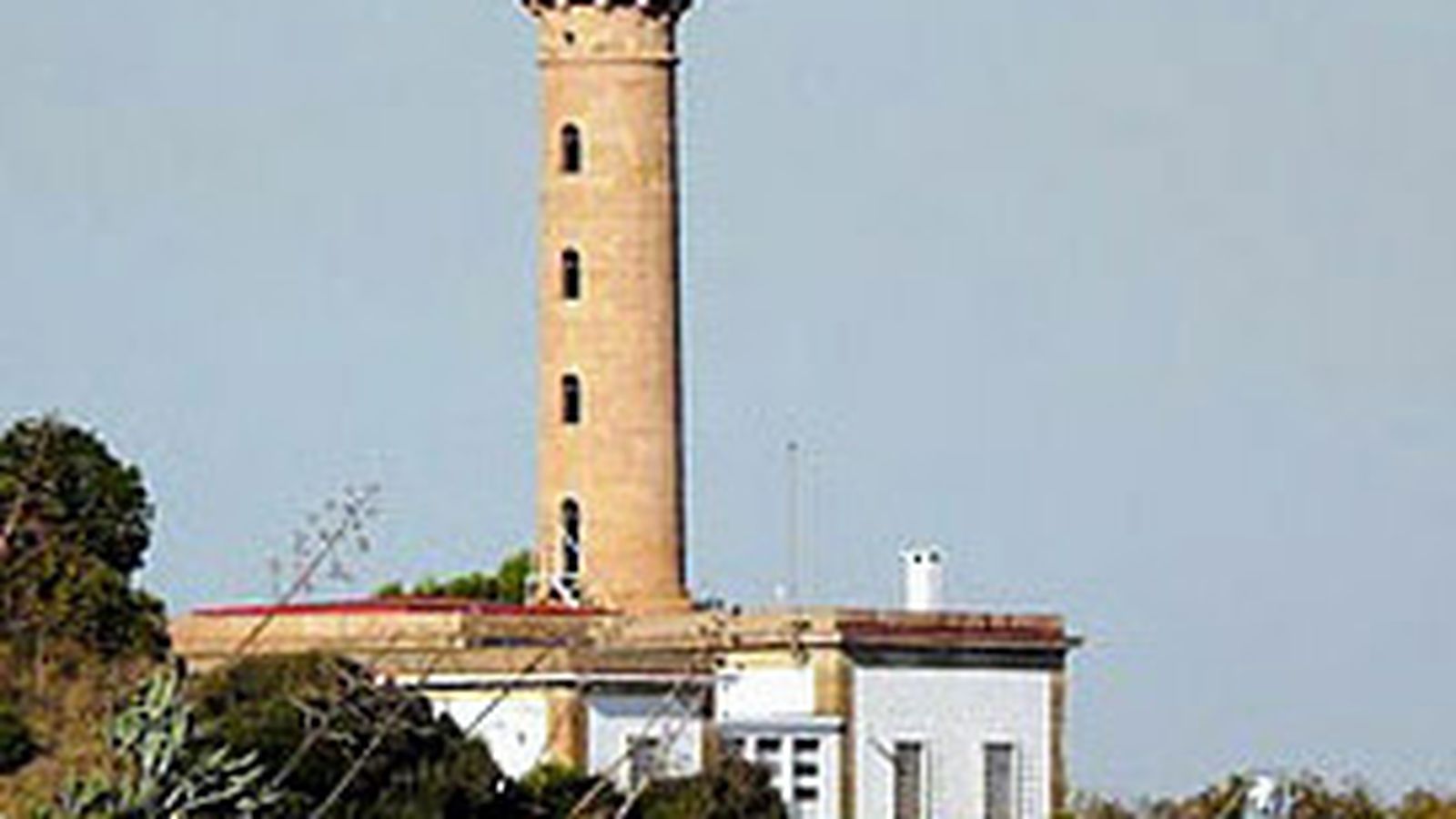 Faro de Punta Carnero inaugurado en el año 1877.