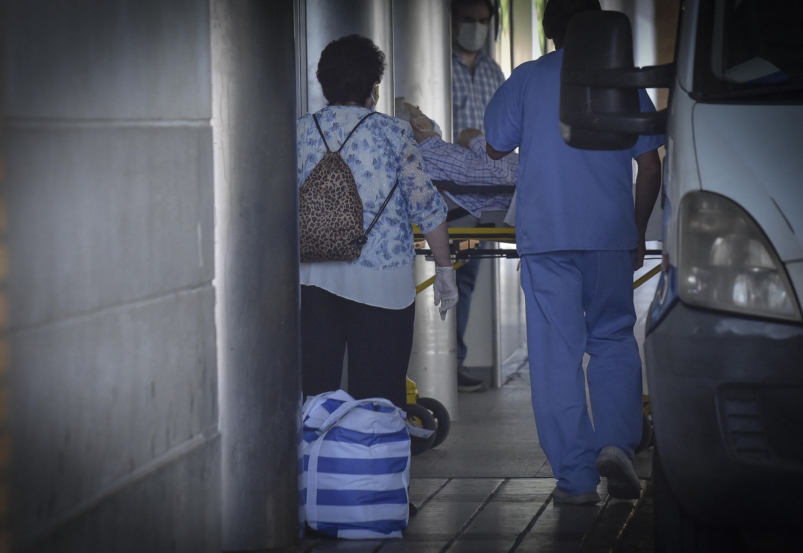 Un paciente es introducido en camilla en las Urgencias del Hospital Virgen Macarena.