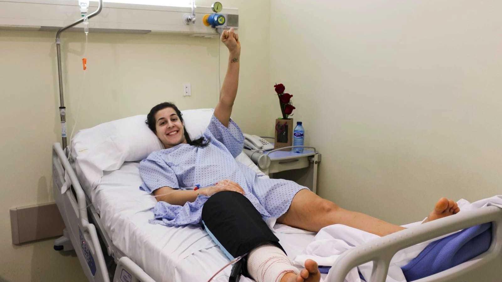 Carolina Marín, con gesto sonriente después de haber sido operada.