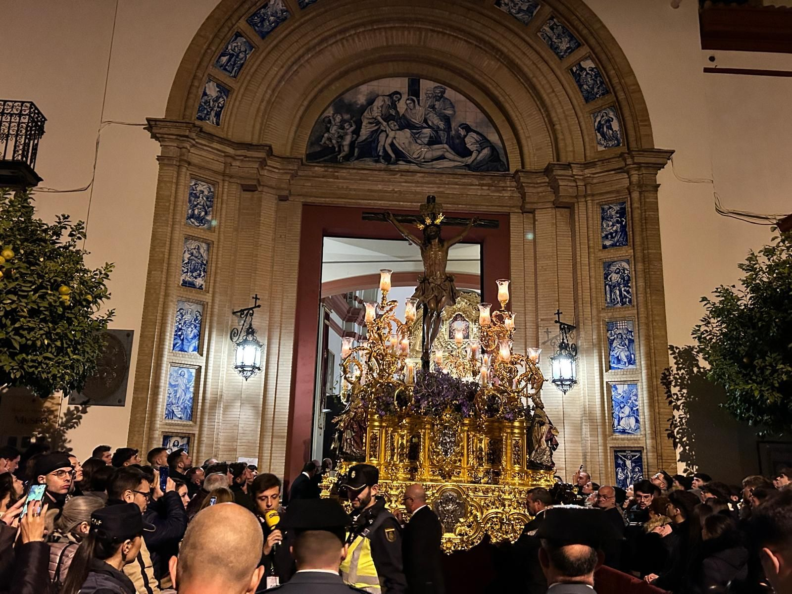 Así ha entrado El Cachorro en su basílica tras participar en la magna de Sevilla