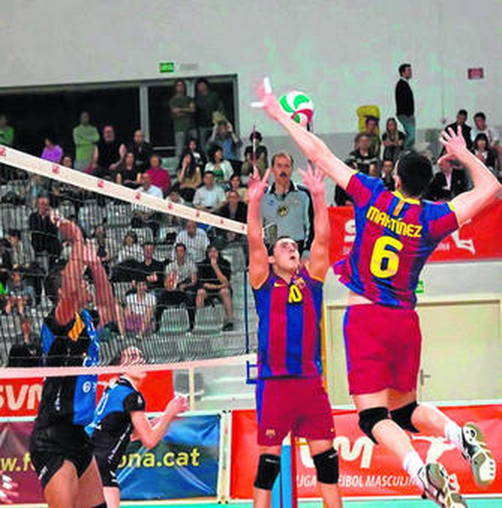 Martínez se dispone a rematar ante el intento de bloqueo de Arias.