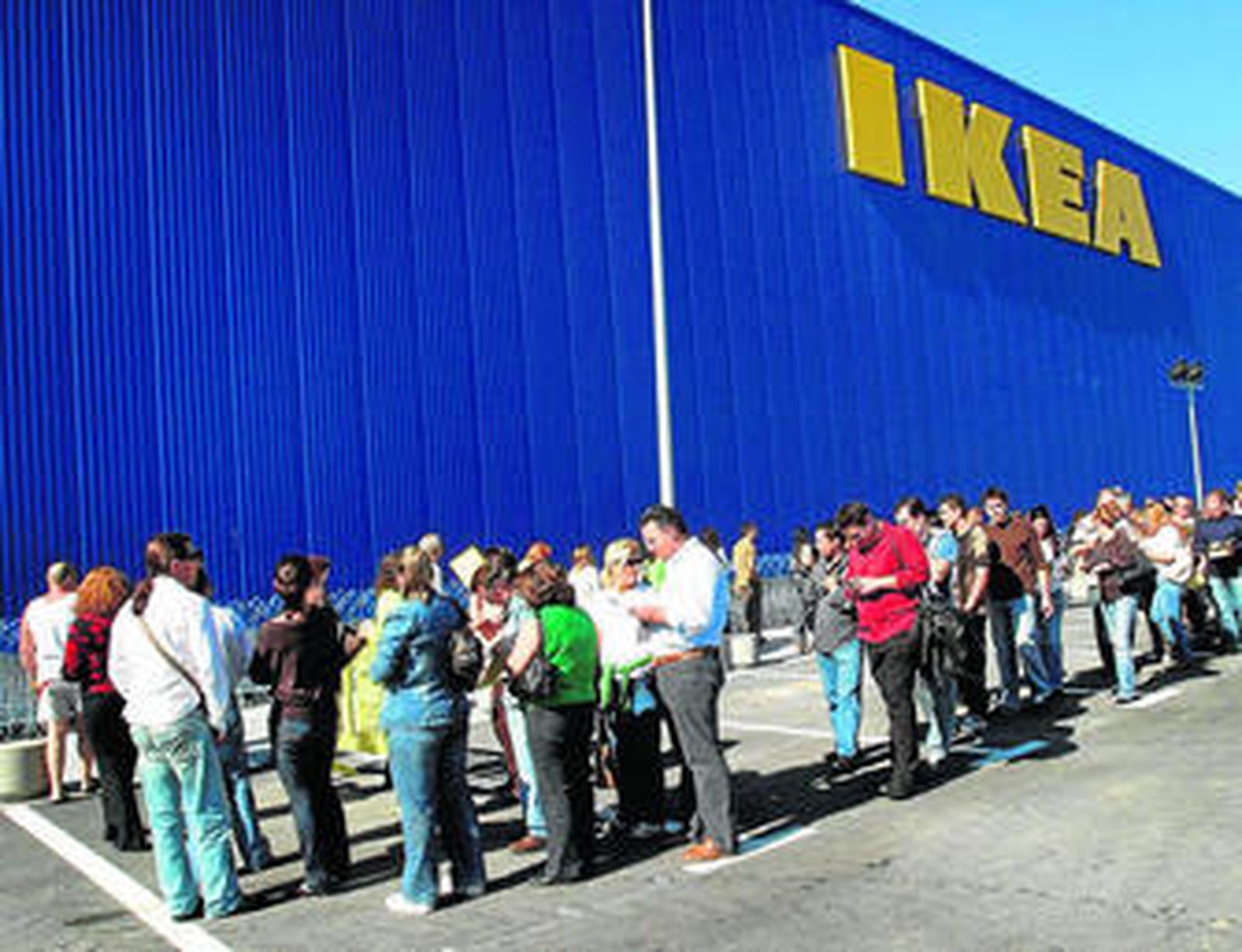 Grupo de clientes en las puertas de acceso de Ikea Málaga.