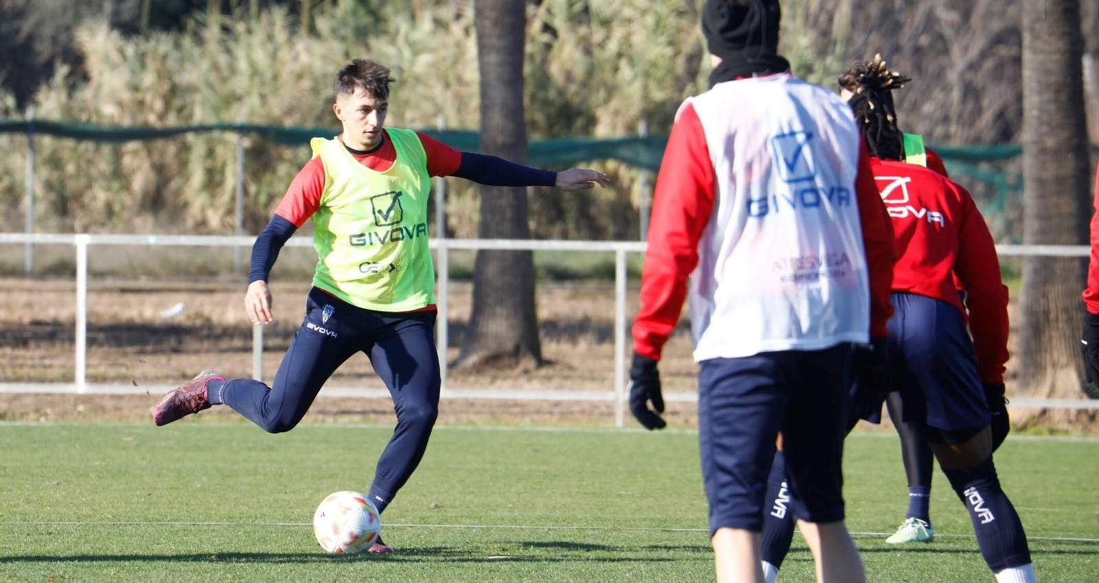 Carracedo golpea el balón en el entrenamiento del Córdoba CF.