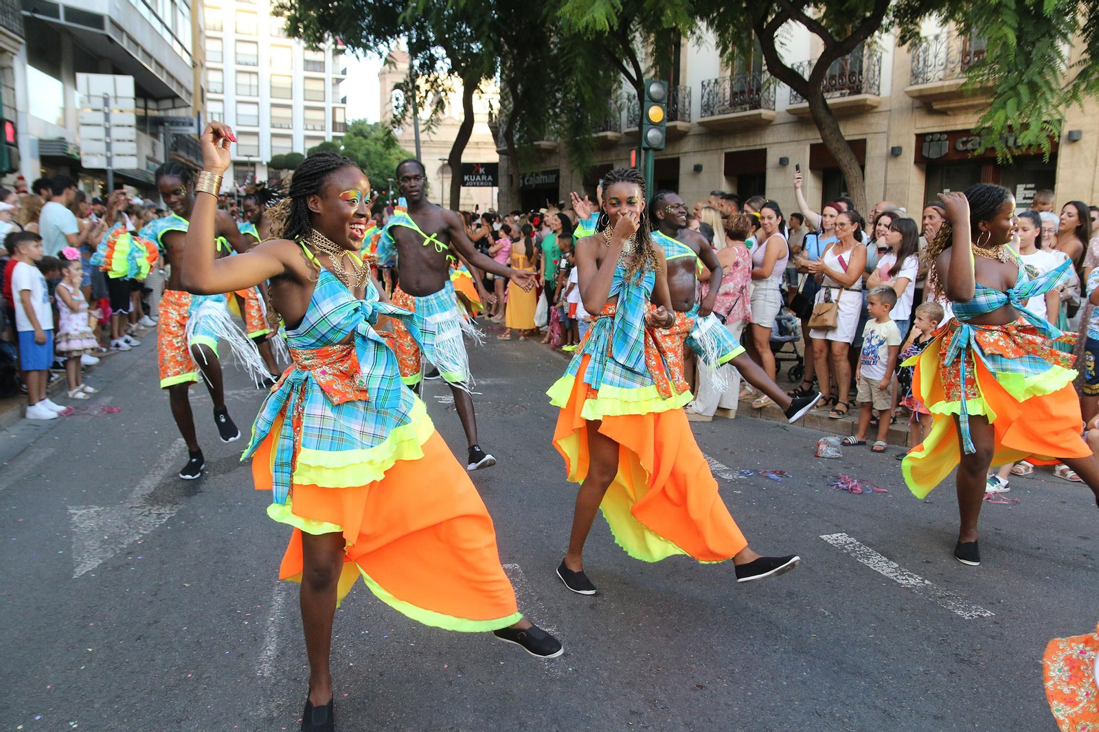 Las imágenes de la batalla de flores en la Feria de Almería 2023