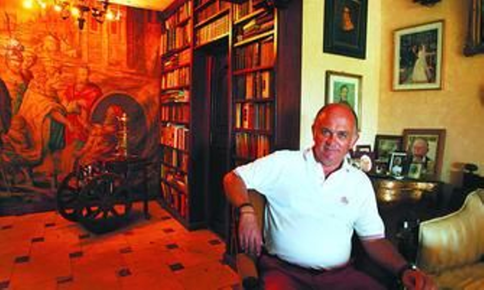 Cristóbal Von Knobloch, junto a retratos de su padre y otros familiares