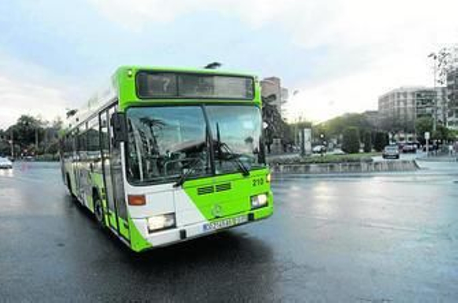 Un autobús de Aucorsa en la avenida Conde de Vallellano.