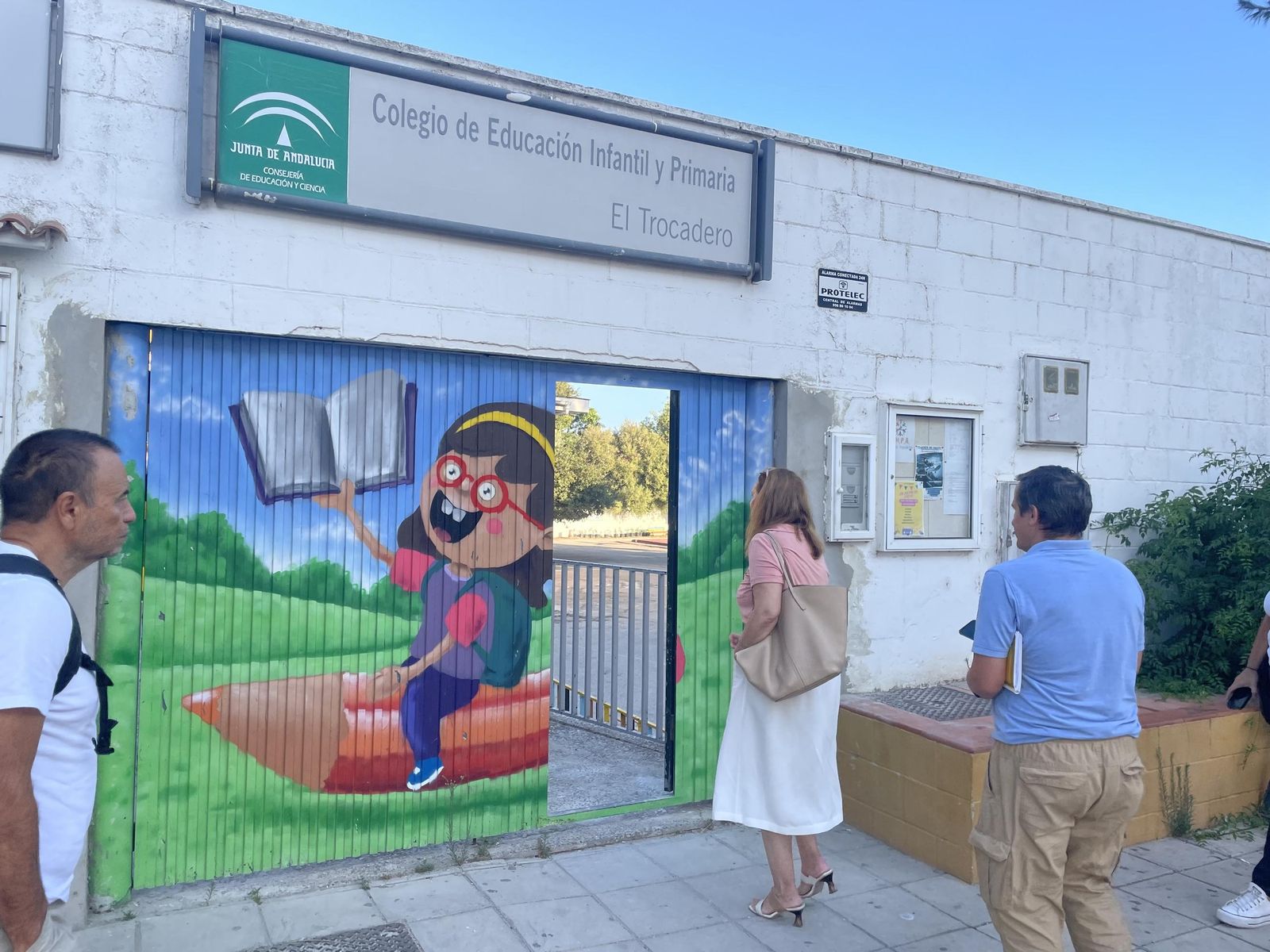 Aurora Salvador, alcaldesa de Puerto Real, visita el colegio El Trocadero
