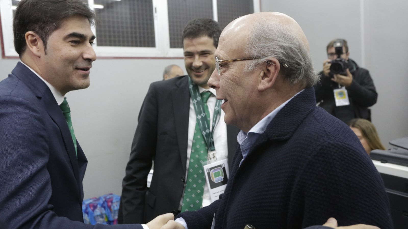 Saludo entre Haro y Ollero.