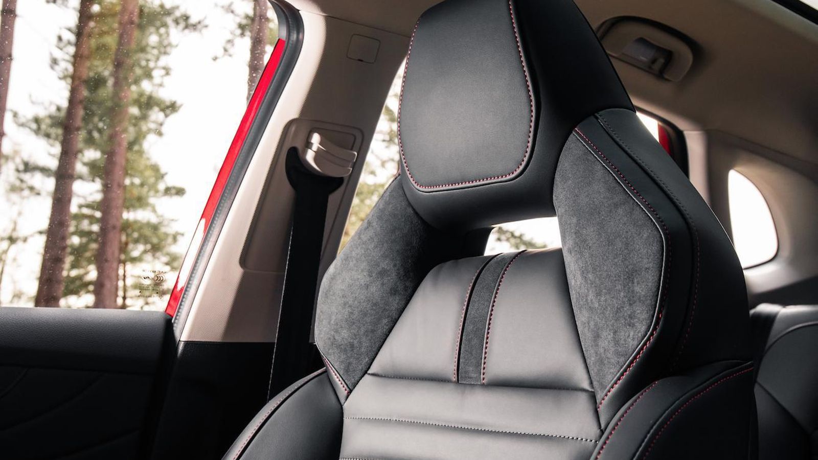 Los asientos con respaldos de corte más deportivo son exclusivos del acabado más alto.