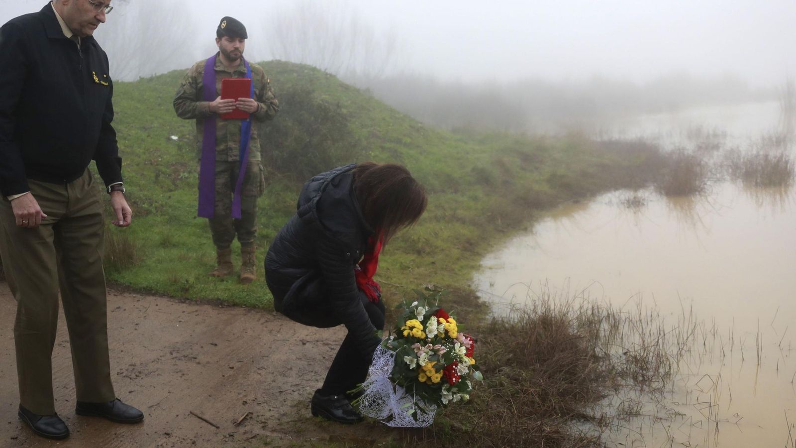 Margarita Robles deposita flores en lugar donde se produjo el suceso. Margarita Robles deposita flores en lugar donde se produjo el suceso.