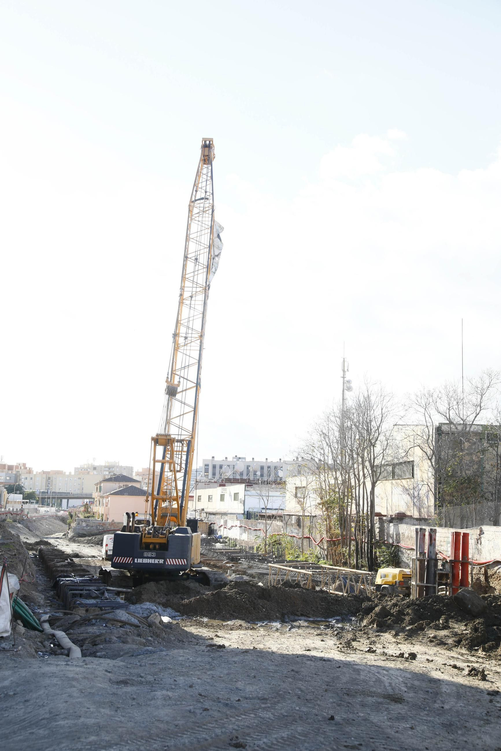 Las mejores imágenes del derribo en el puente de la autovía del aeropuerto y el túnel de La Goleta
