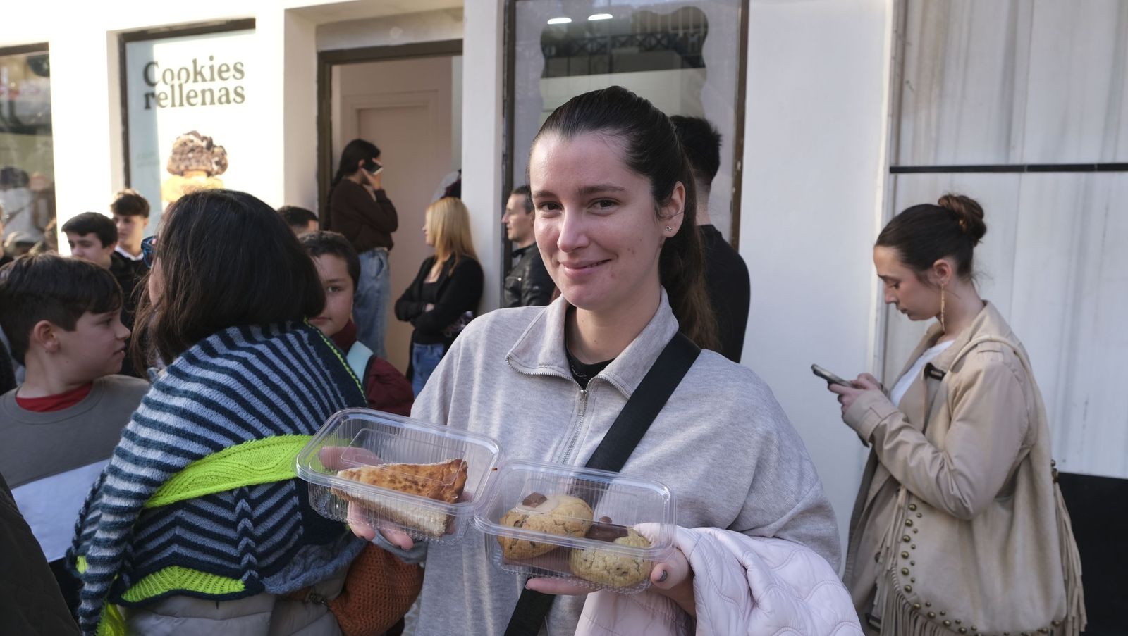 Colas interminables y tartas a un euro: la mejor 'cheesecake' de Almería conquista el centro de la ciudad