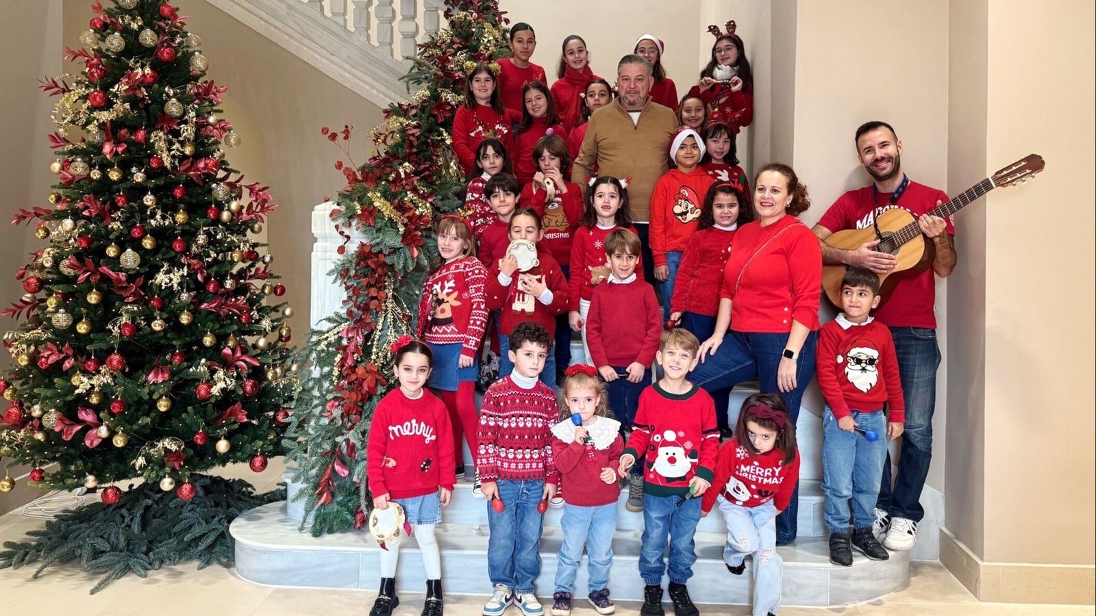 Alumnado del Aula Creativa junto al concejal Diego Cruz