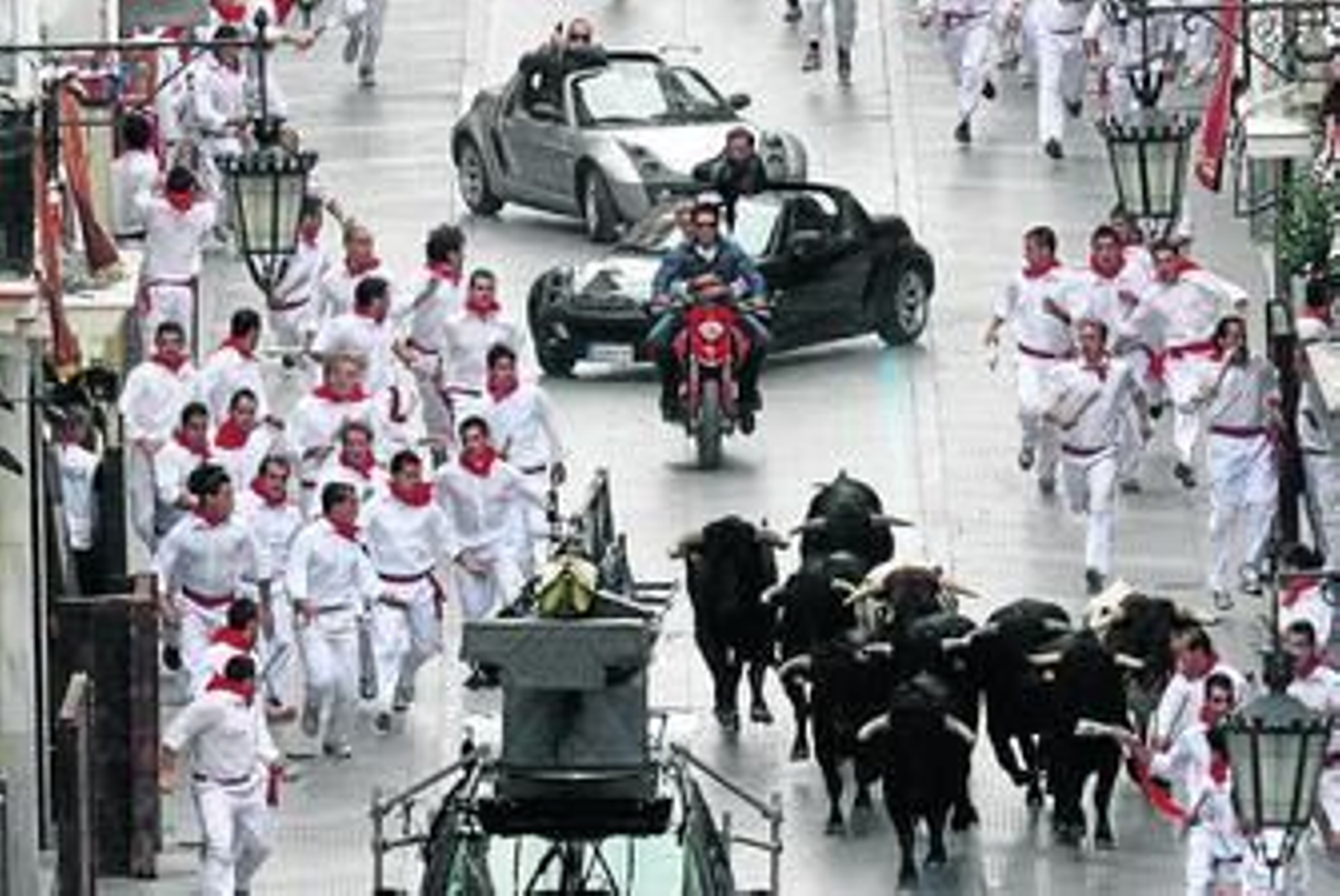 La calle Ancha de Cádiz acogió un encierro atípico que incluía como estrellas de la escena a unos motorizados Tom Cruise y Cameron Diaz.