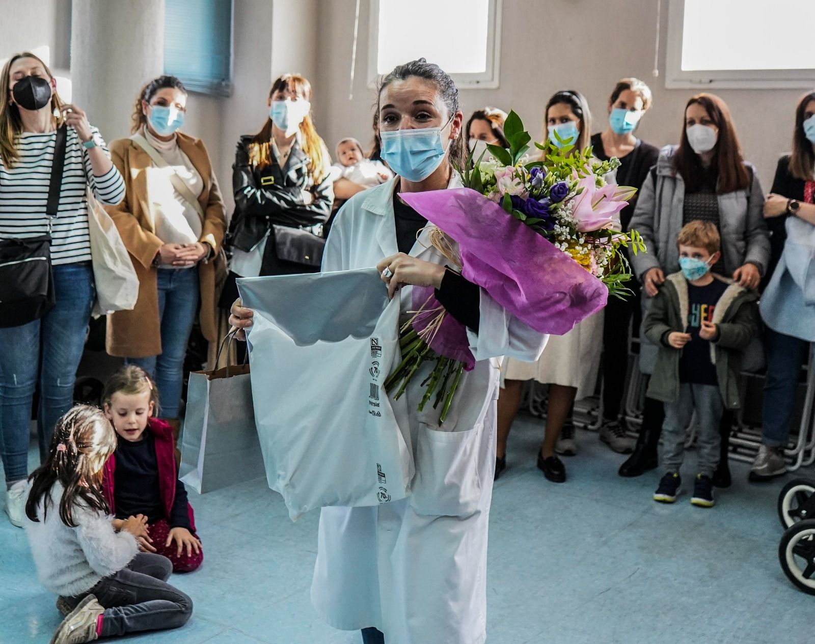 El centro de salud de La Chana reúne a mujeres para agradecer el trabajo infinito de una enfermera