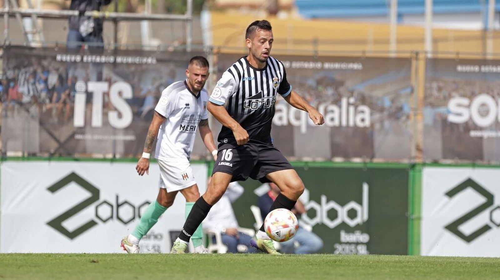 Antonio Romero conduce el esférico durante el Balona-Mérida