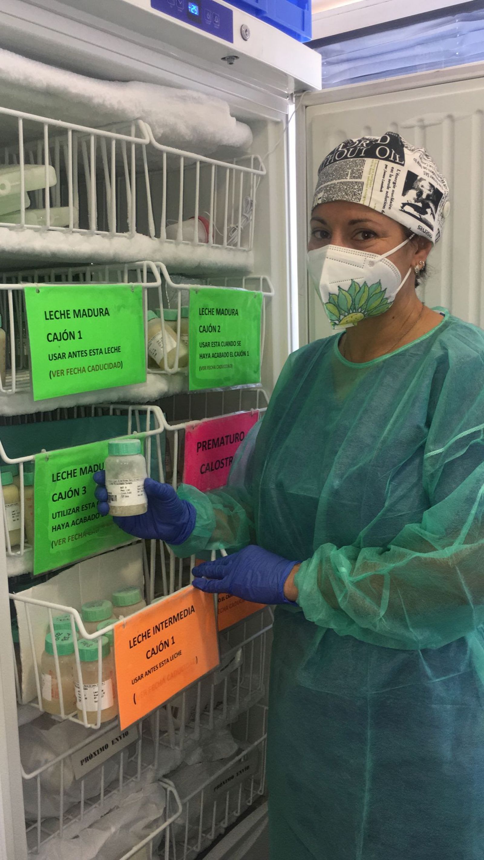 Una sanitaria ante la nevera de leche humana de donación.