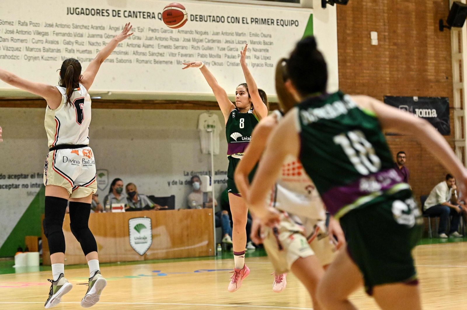 Sofía Arcos lanza a canasta.