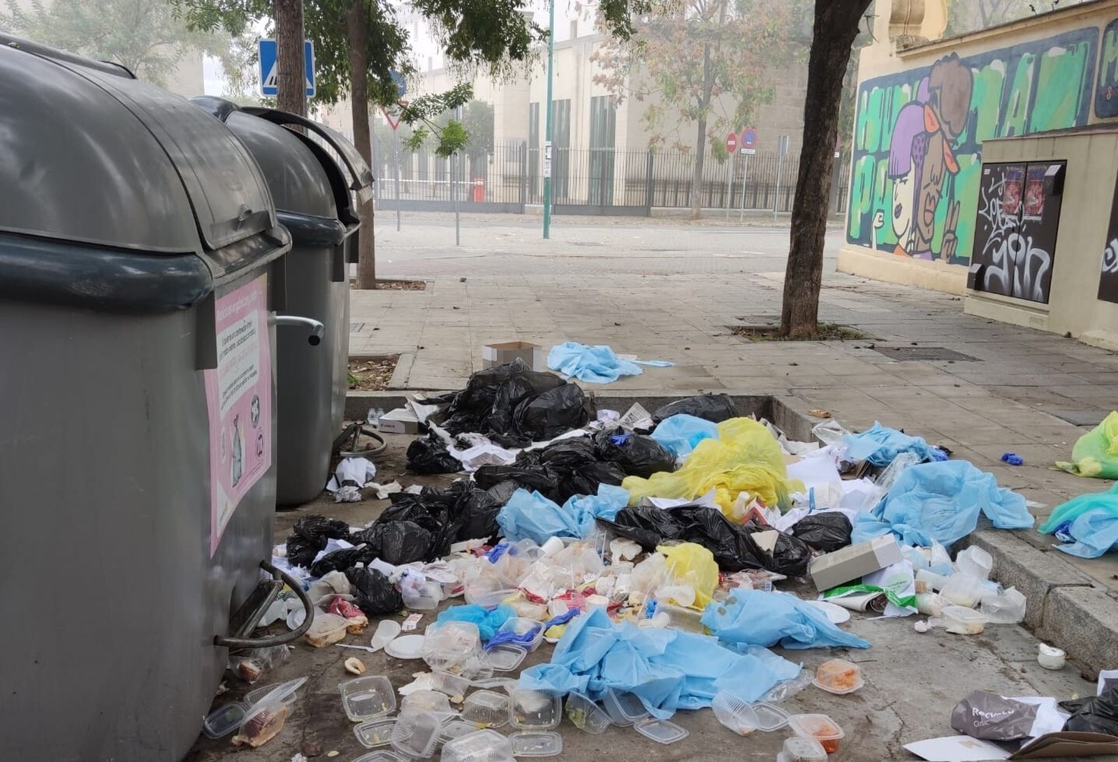 Imagen difundida por Vox con los residuos sanitarios junto a los contenedores frente al albergue.