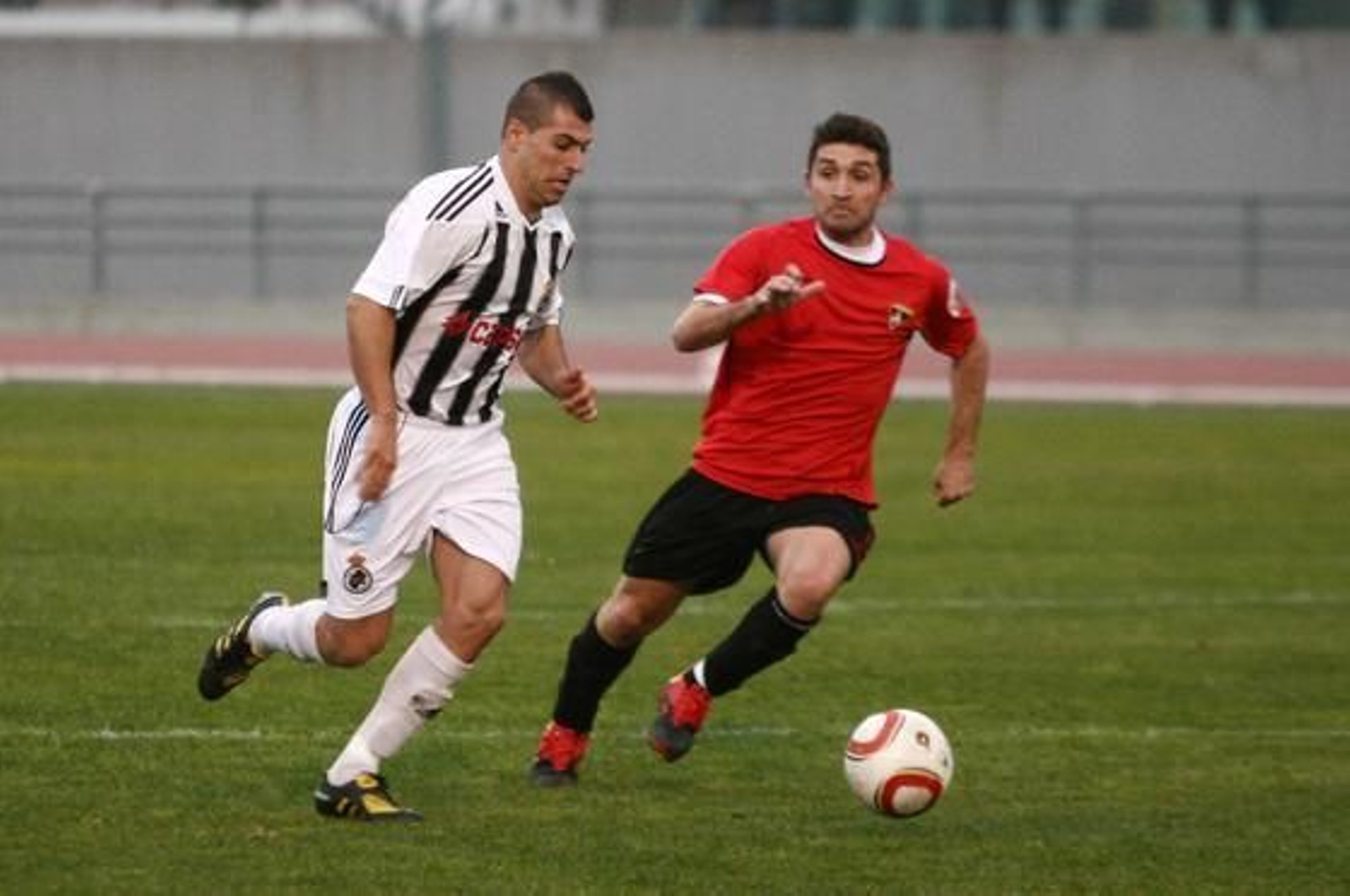 La Balona gana en Ayamonte y se pone líder provisional a la espera de lo que haga el Pozoblanco./Fotos:Alberto Domínguez

Foto: Alberto Dominguez