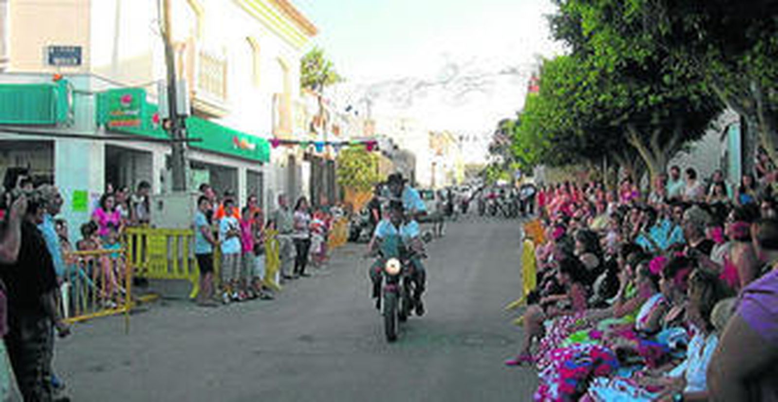 Uno de los participantes en su moto durante la carrera de cintas.