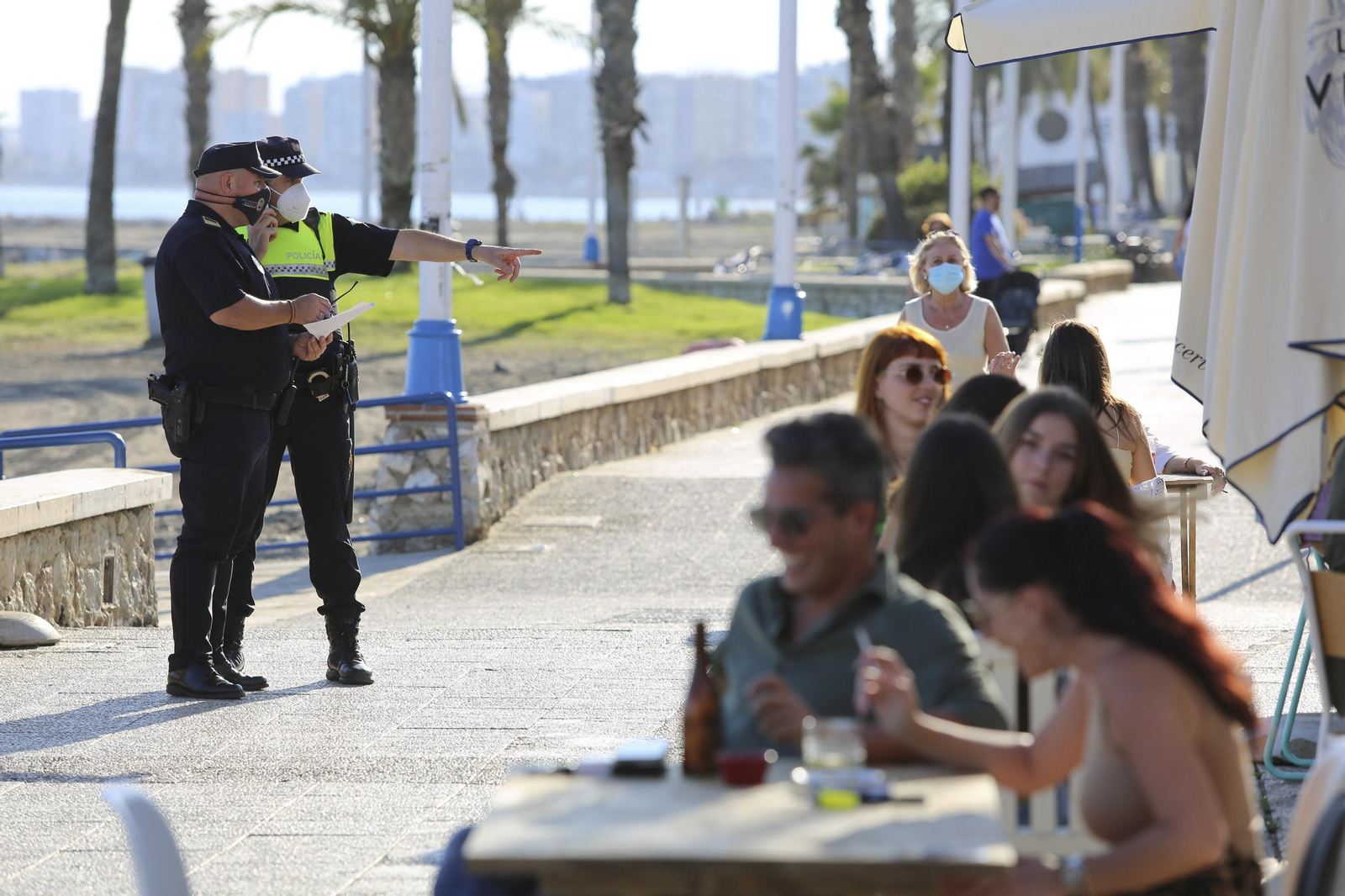 Las fotos del refuerzo policial en Pedregalejo ante su masificación