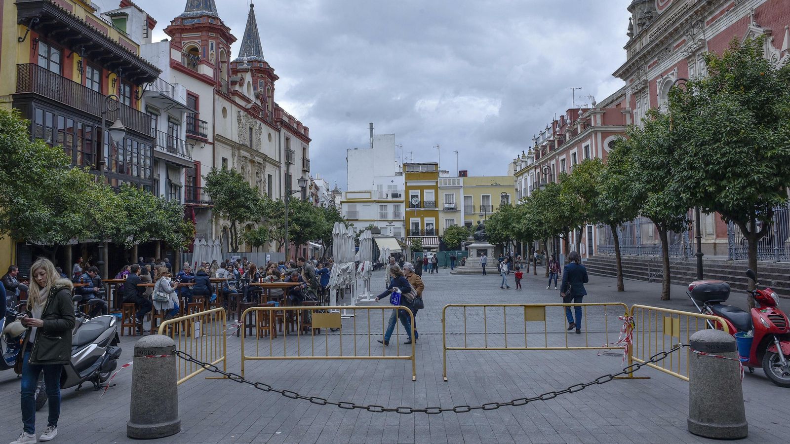 Veladores en la Plaza del Salvador.