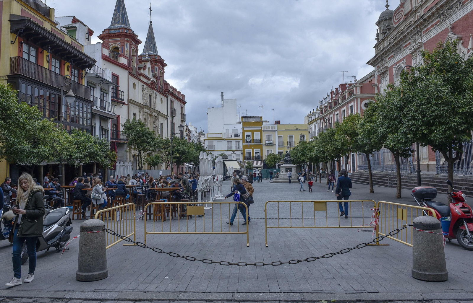 Veladores en la Plaza del Salvador.