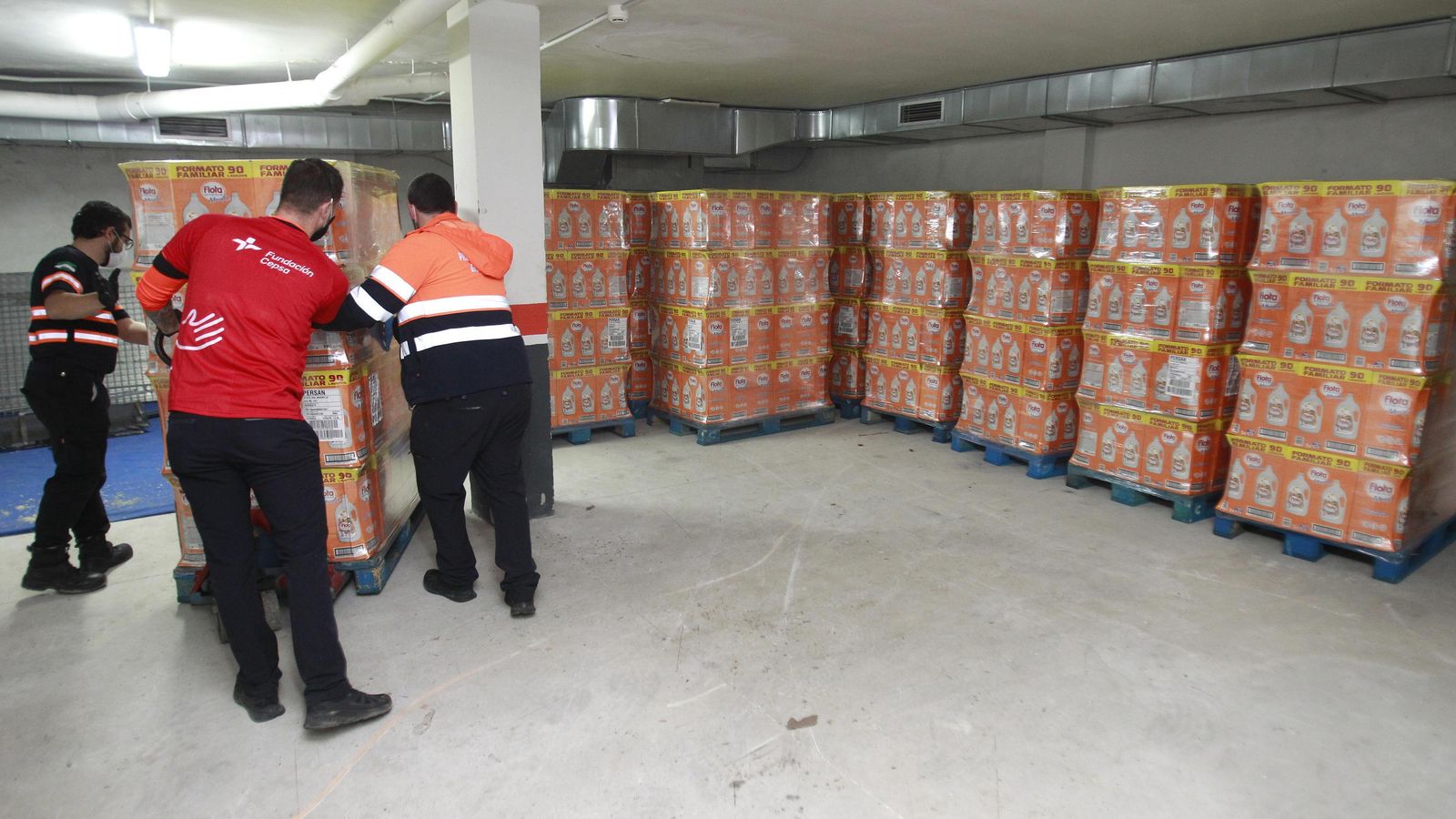 Entrega de detergente al Ayuntamiento de San Roque.