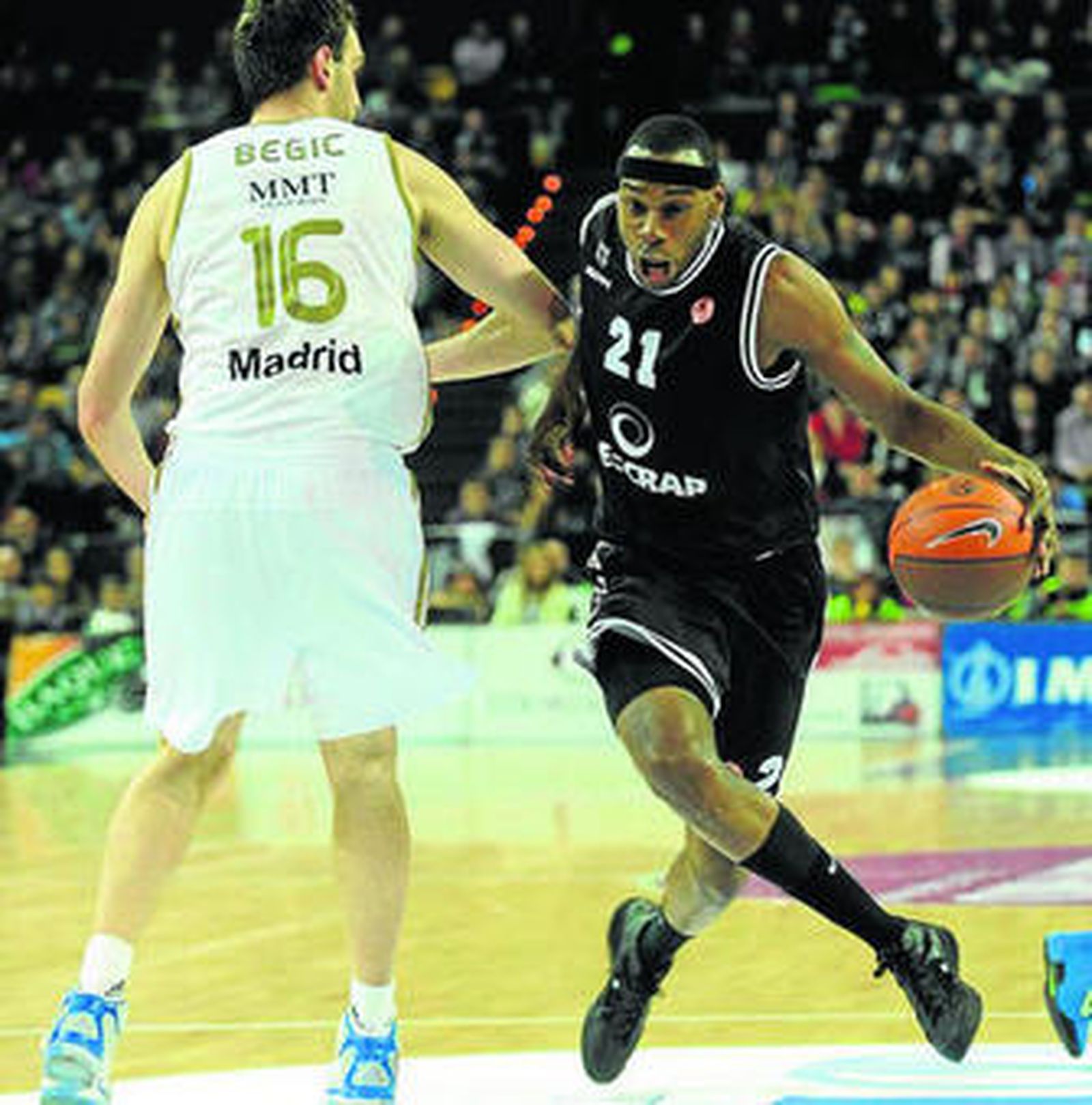 Fisher, entrando a canasta ante la oposición de Begic.