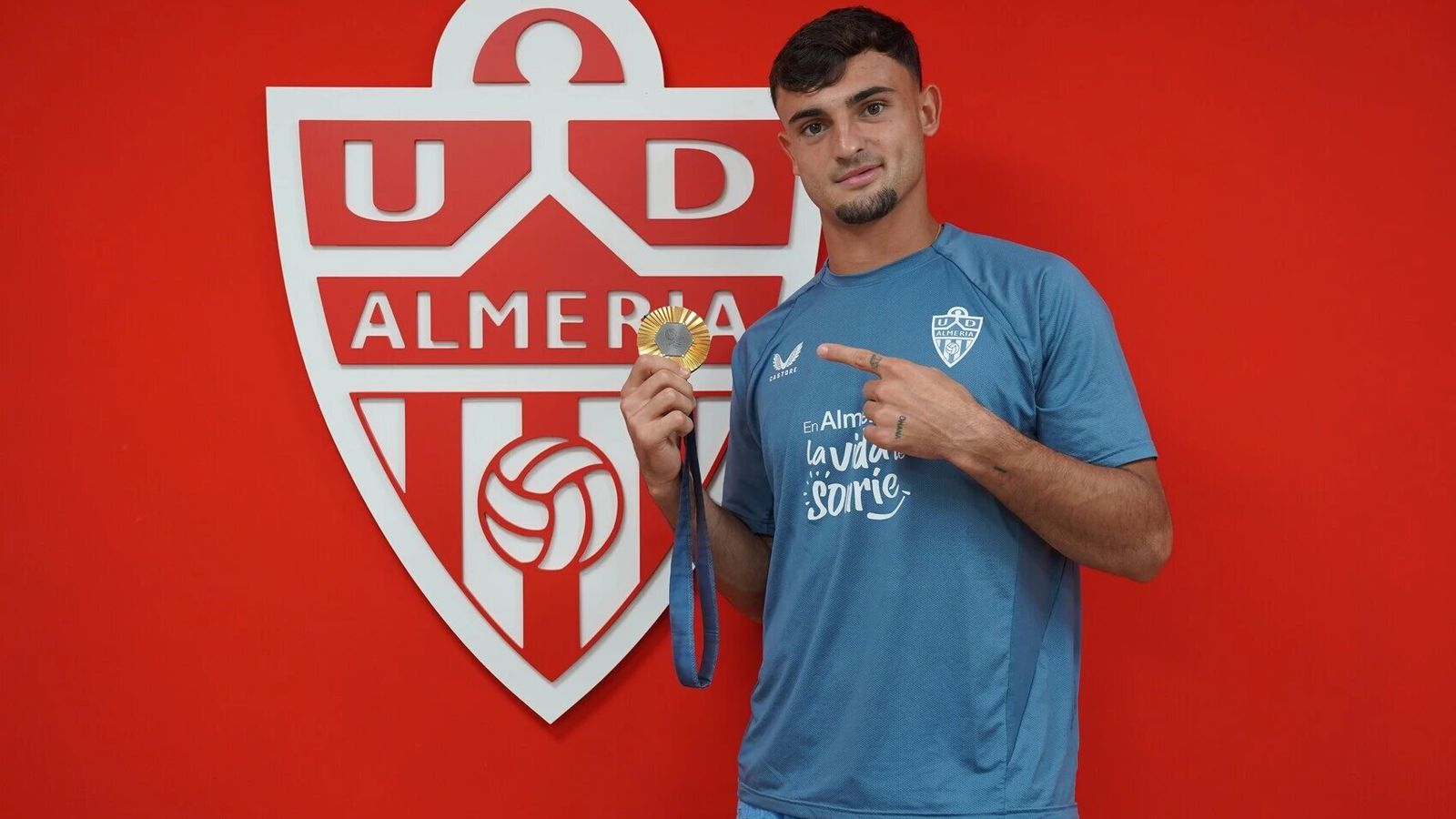 Marc Pubill posa con la medalla de oro conseguida en los Juegos Olímpicos de París.