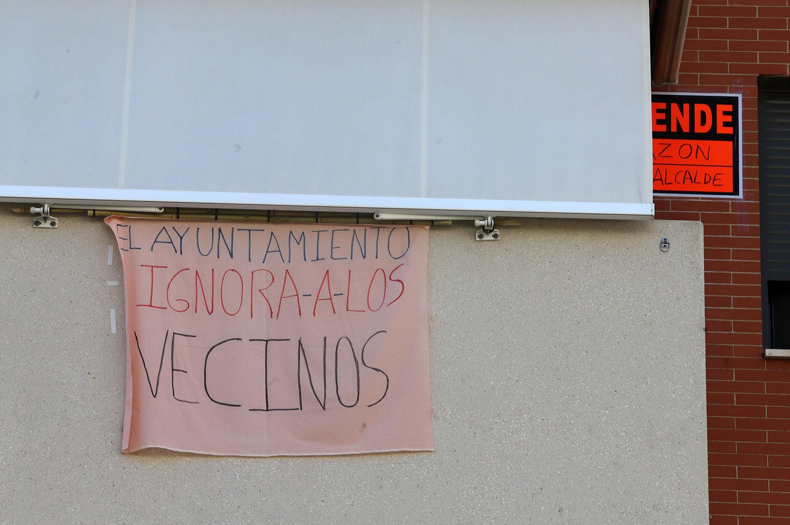 Imágenes de la protesta de los vecinos de Marismas del Polvorín por la construcción de un centro para Proyecto Hombre en vez de la sede de la AAVV Yáñez Pinzón