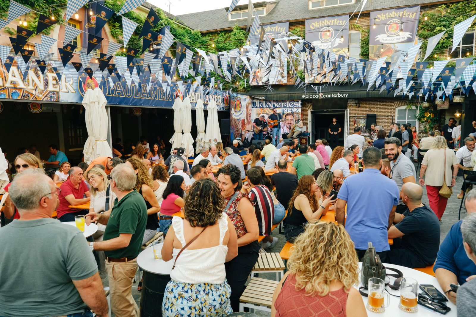 Búscate en el OktoberFest de Plaza Canterbury del viernes día 29 de septiembre