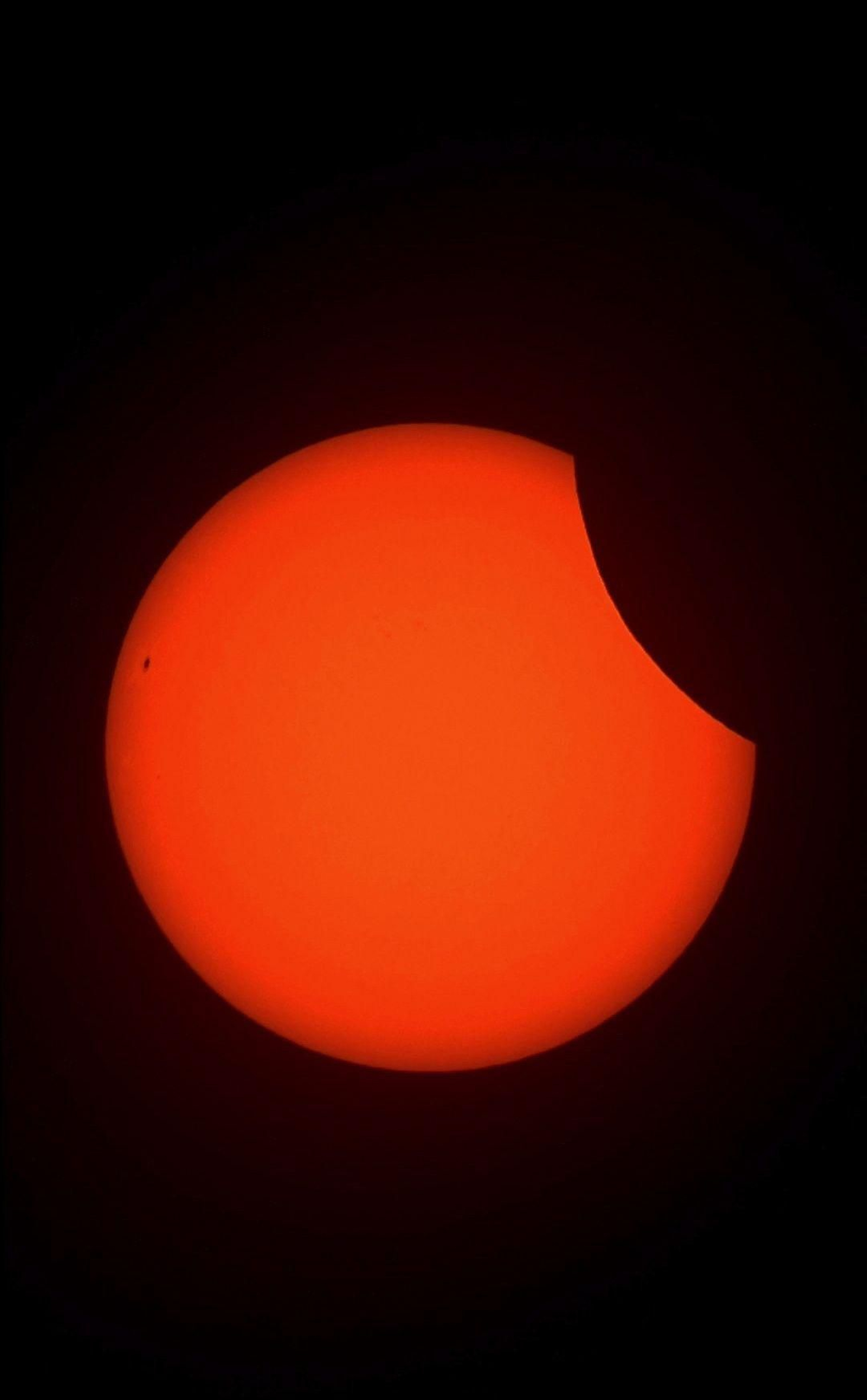 Las mejores imágenes del eclipse solar parcial que se ha podido ver desde Andalucía