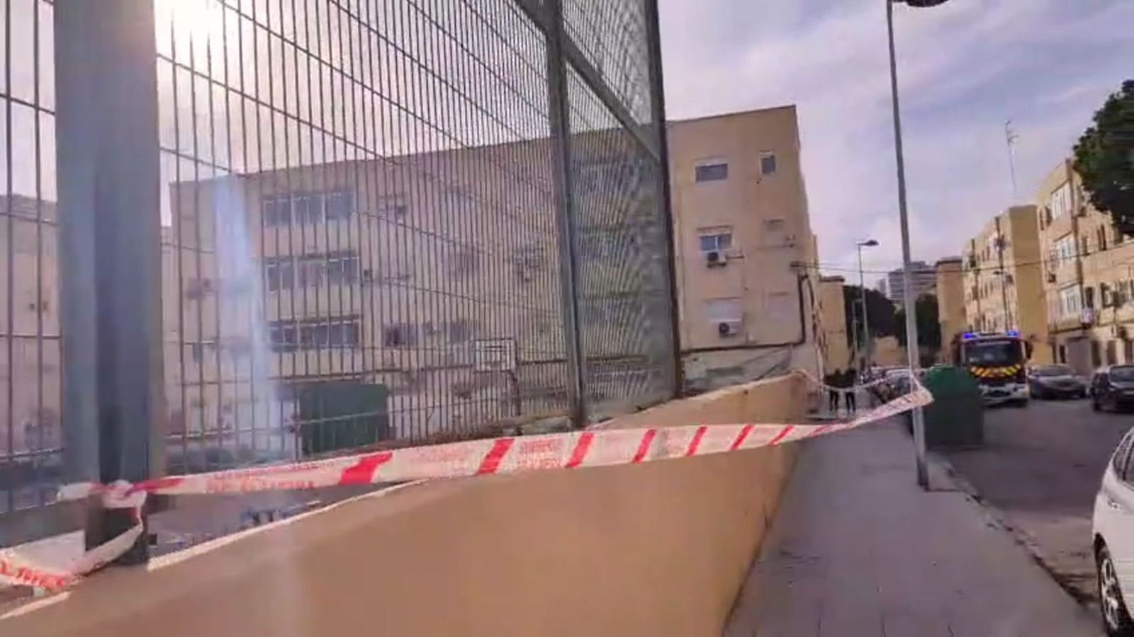 Cae la valla del colegio San Valentín de Almería