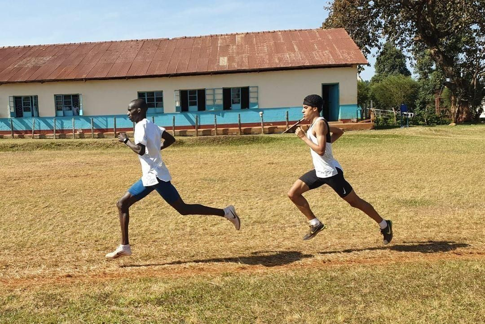 Ouassim Oumaiz, detrás de Joshua Cheptegei.