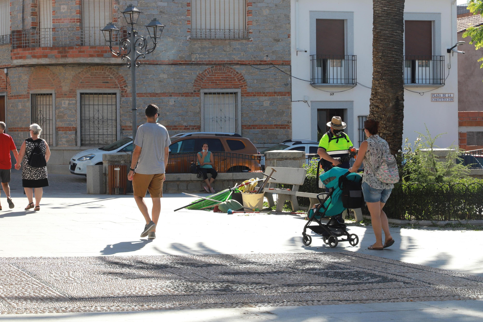 Vecinos de Belalcázar, por la plaza de la Constitución.