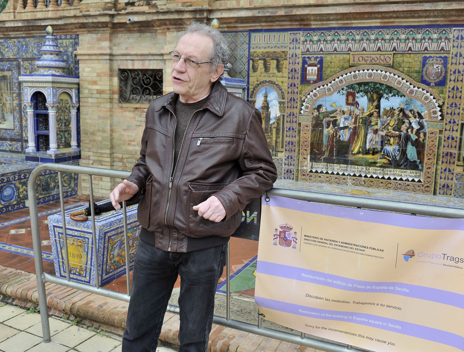 Antonio Gonzalo, junto al banco de Logroño de la plaza de España.
