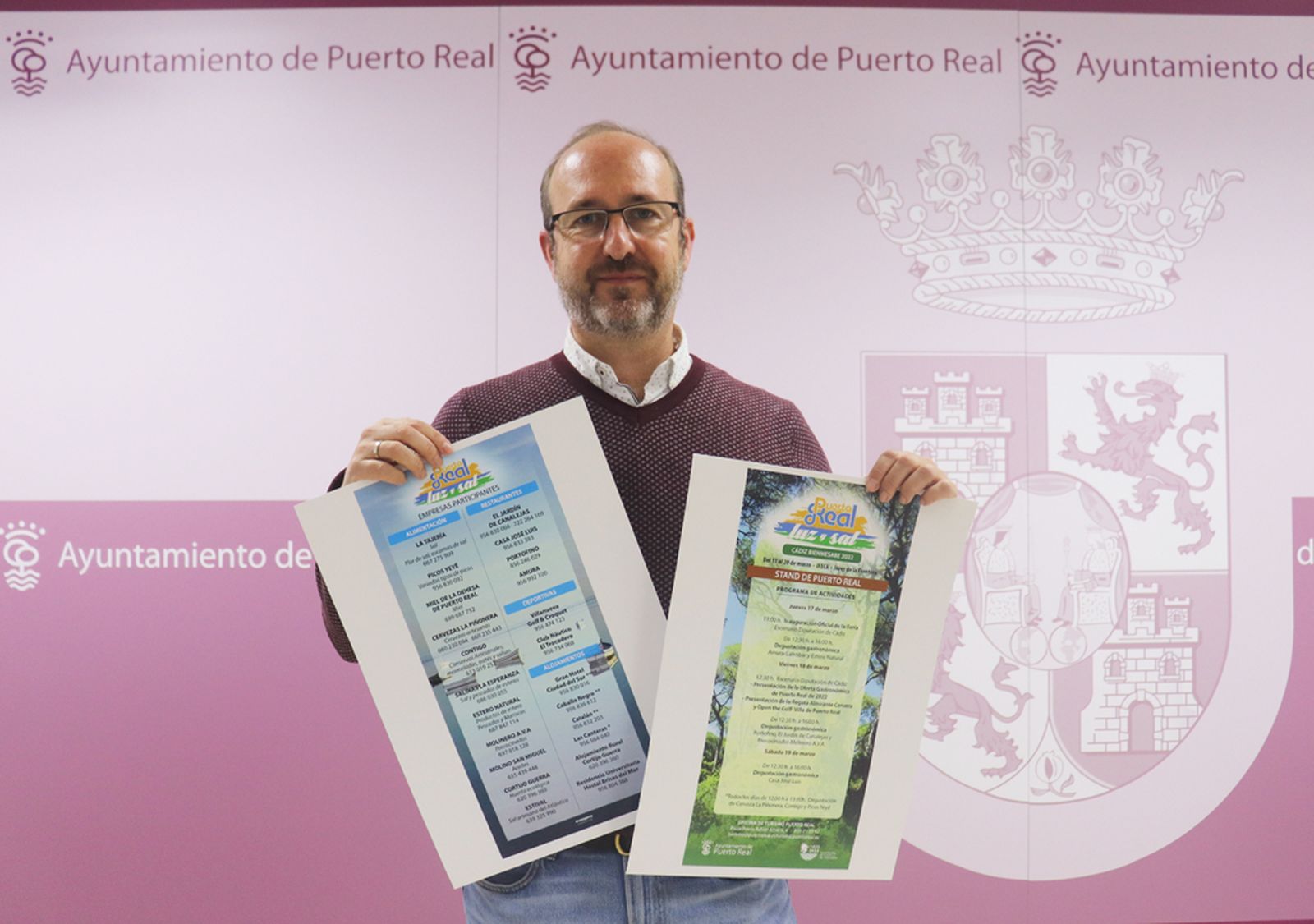 Manuel Izco, edil de Turismo, con los carteles de la propuesta de Puerto Real para  ‘Cádiz Bienmesabe’