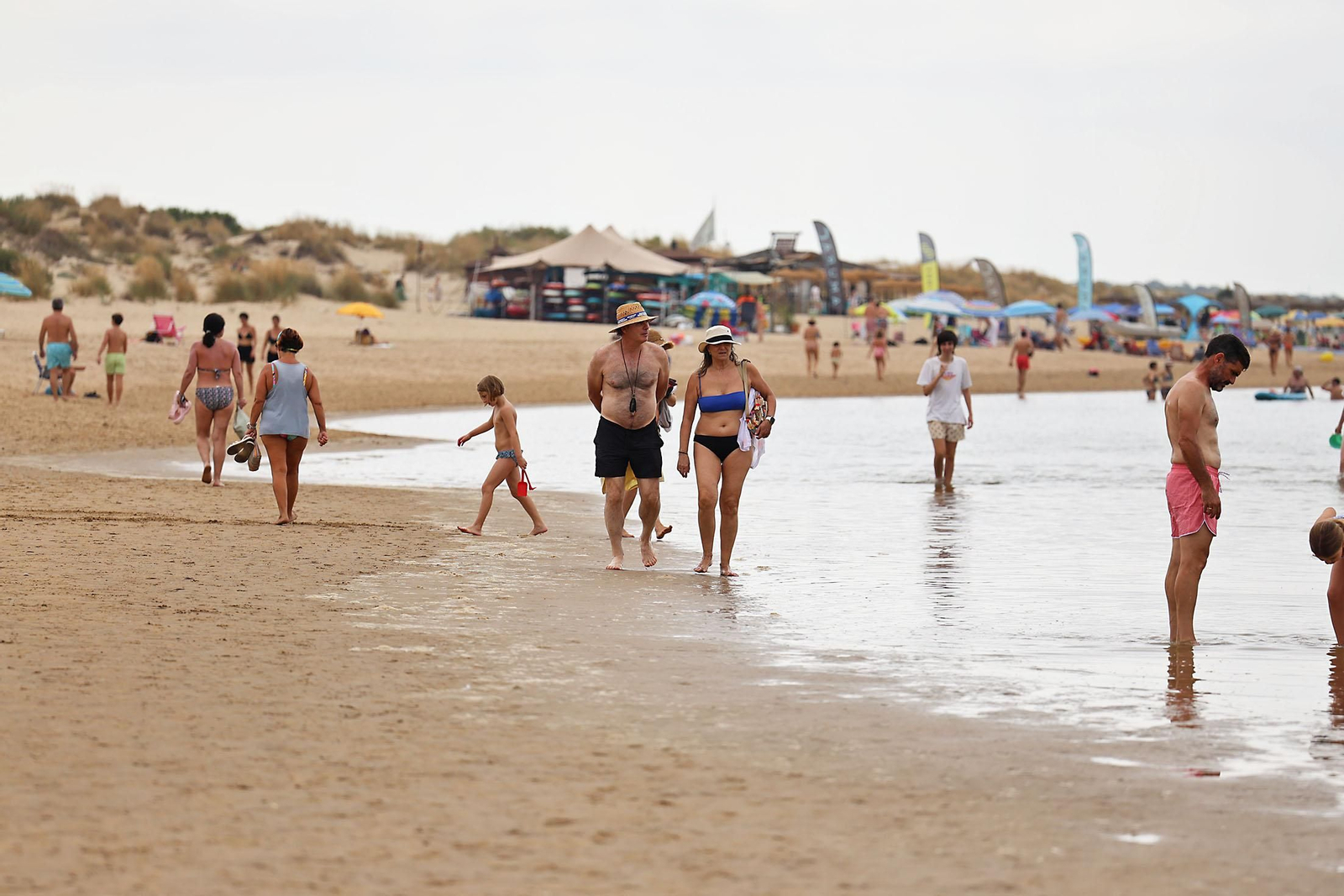 Imágenes del ambiente en las playas de Huelva en la mañana de domingo