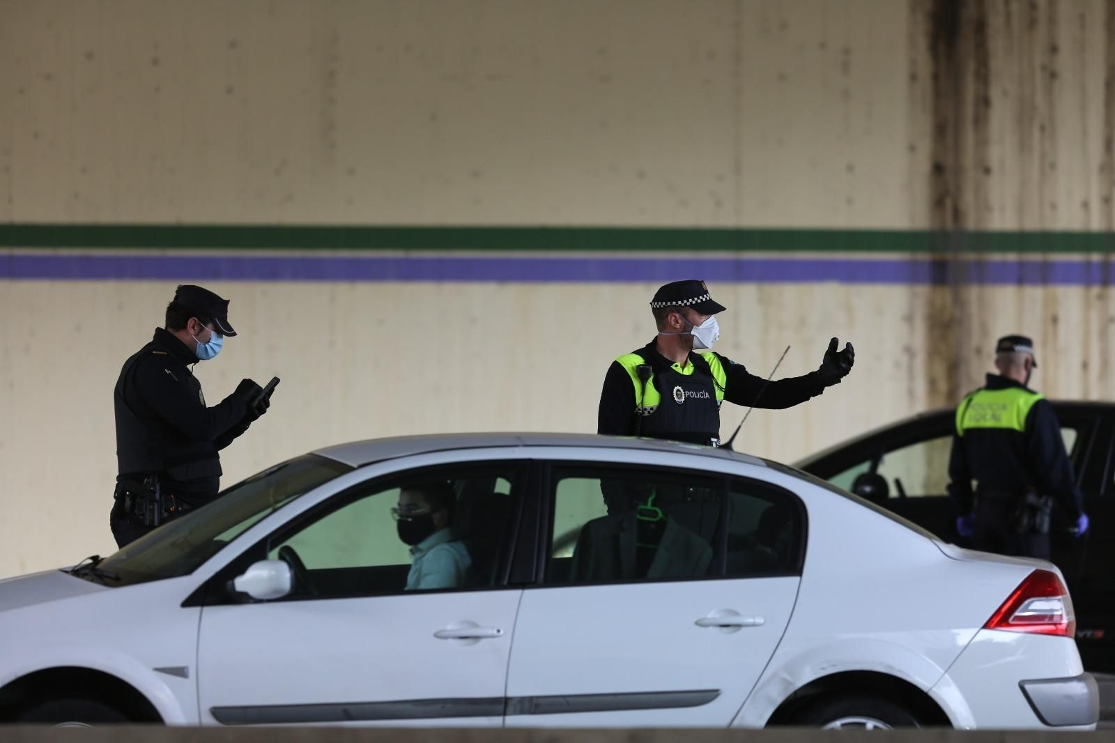 Policías locales dan el alto a un vehículo en Málaga