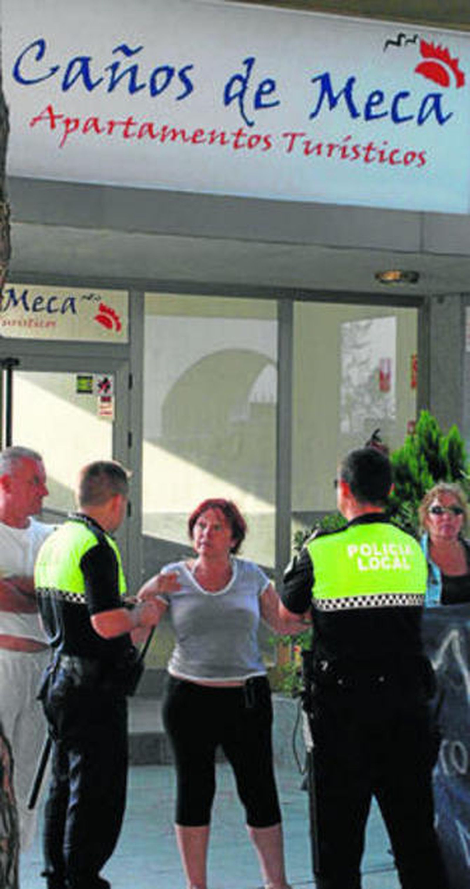 Una de las afectadas conversa con la Policía Local, durante la protesta.